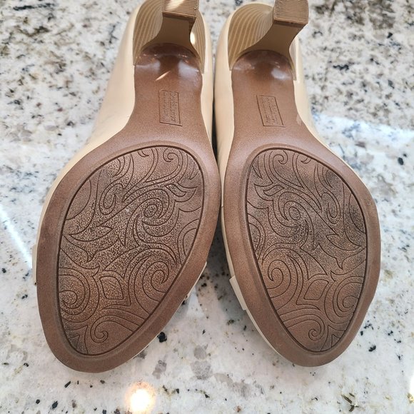 Croft&Barrow  Size 8 ,tan. 3 inch heels - Picture 6 of 6